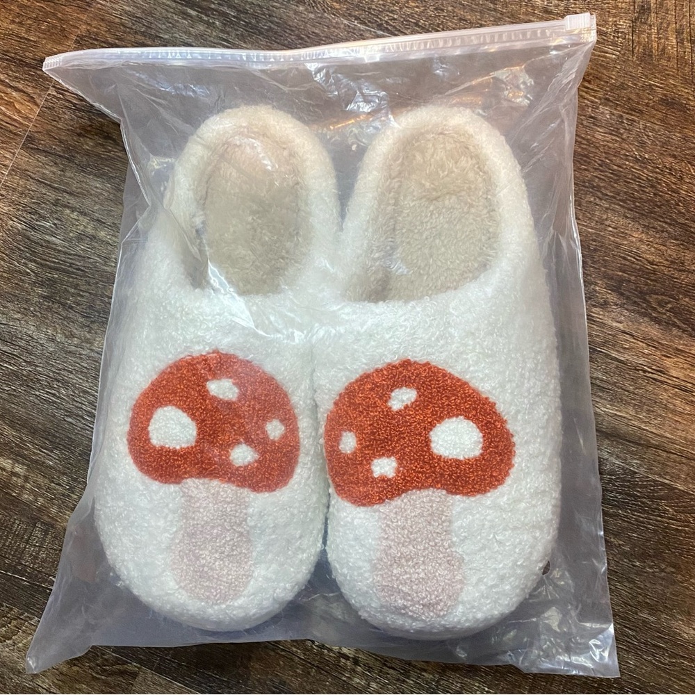 NWT Mushroom House Shoes Slippers in Women’s Size 7-8